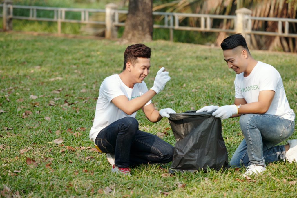 HS students volunteering in park